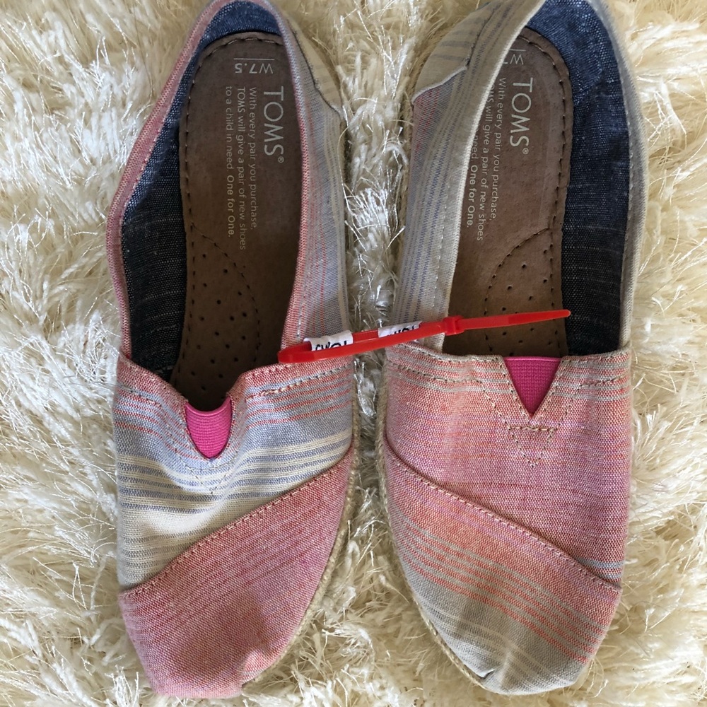New 7.5W - Toms Red Hue Flats